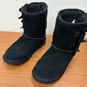 Koolaburra by UGG Victoria Short boots black suede & shearling bow detail size 5